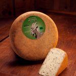 Ziegenschnittkäse mit Kräutern