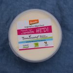 Hedi, abgetropfter Jogurt auf Himbeer, handverschöpft