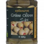 Grüne Oliven gefüllt mit rotem Paprika in Lake