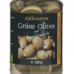 Grüne Oliven gefüllt mit Knoblauch in Lake