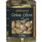 Grüne Oliven gefüllt mit Mandeln in Lake
