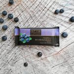 BIO-Milchschokolade gefüllt mit 70% Heidelbeer-Ganache, alkoholhältig 70g