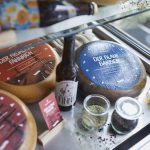 Der Blaue Barbier, Bio-Schnittkäse veredelt mit Whisky, Rosmarin, Blaubeeren